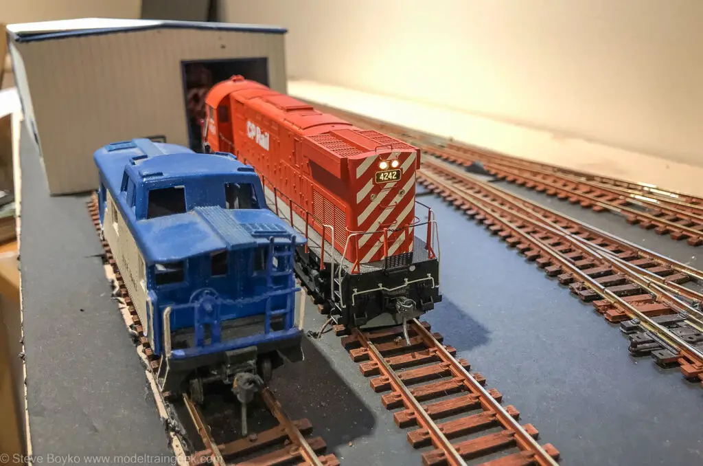 Model railway locomotive and caboose