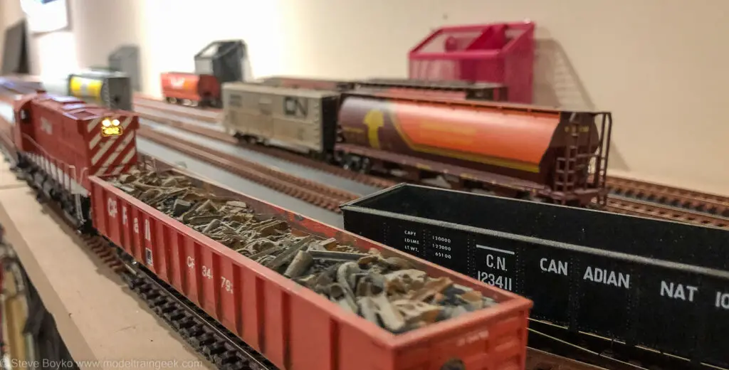 Model railway locomotive and cars